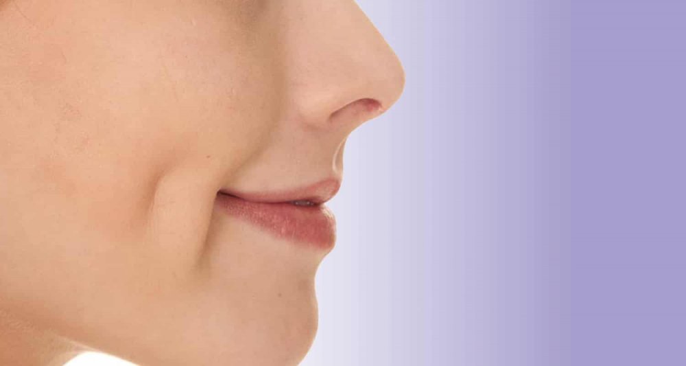 تتضمن عملية حفر غمازات الخدين تكوين غمازات في جانب فم المريضة