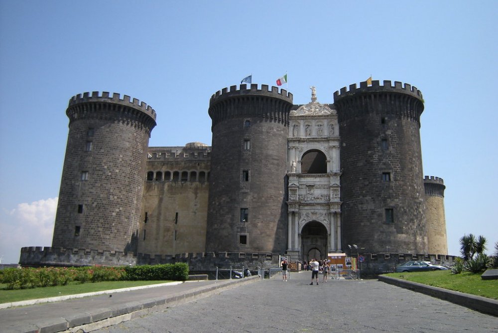 قلعة نوفو من أجمل المعالم السياحية في نابولي بواسطة Leandro Neumann Ciuffo