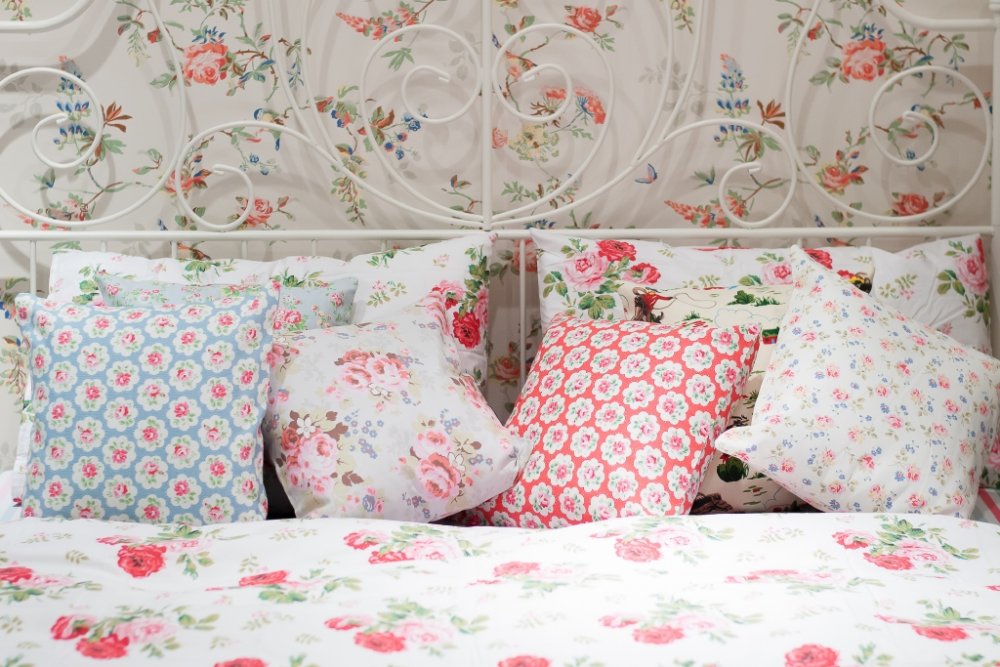 Floral print for rustic bedroom decor