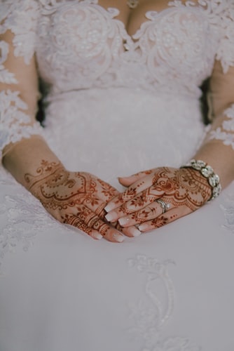  unsplashنقوشات تغطي اليدين باللون الاحمر للعروس