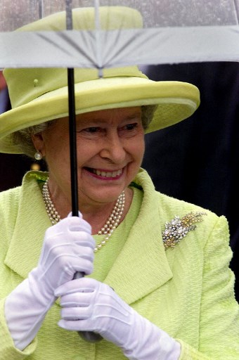 ملكة بريطانيا تتألق ببروش The Australian Wattle Brooch