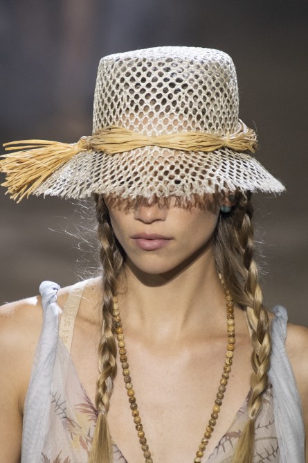 أكسسوارات شعر القبعات على طريقة دار Christian Dior