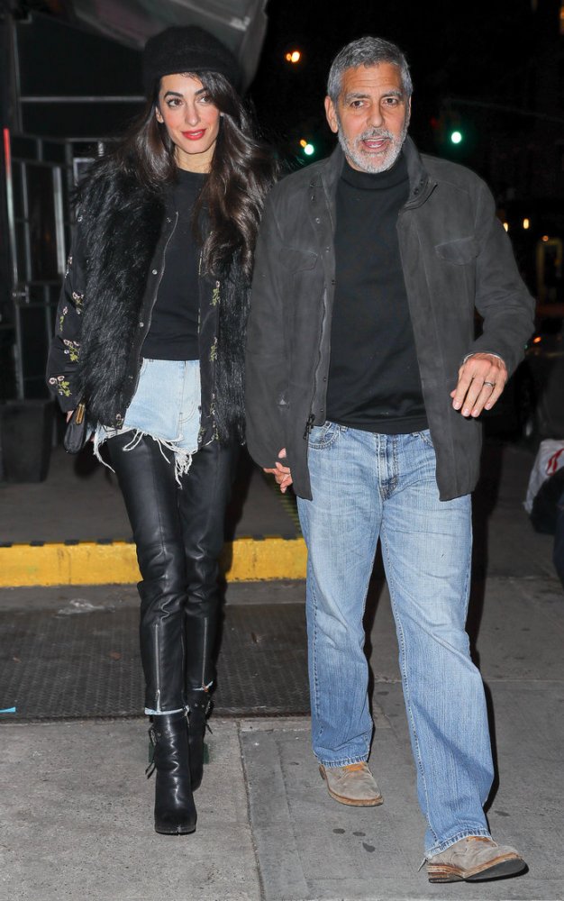 اختارت أمل كلوني Amal Clooney في إطلالتها برفقة زوجها موضة الجلد الأسود بأسلوب الليغينغ