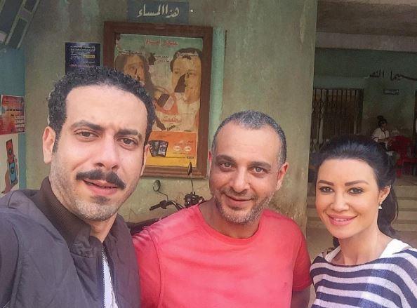 تامر محسن مع أروى جودة ومحمد فراج في كواليس مسلسل هذا المساء