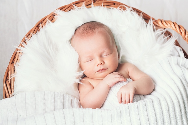 وضعية النوم الامثل للطفل حديث الولادة