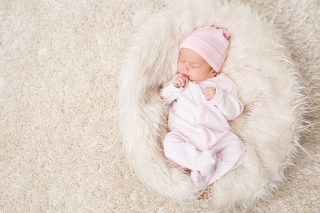 وضعية النوم الامثل للطفل حديث الولادة