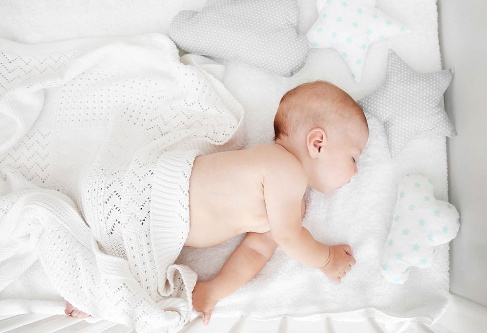وضعية النوم الامثل لا تتحقق بنوم الطفل على أحد جانبيه