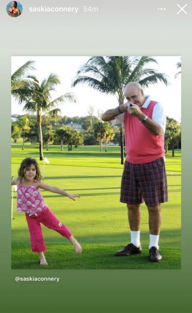 شون كونري يلعب الجولف مع حفيدته