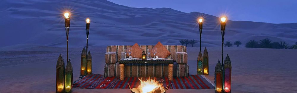 تناول عشاء رومانسي في صحراء دبي مع حضور عرض فني شعبي