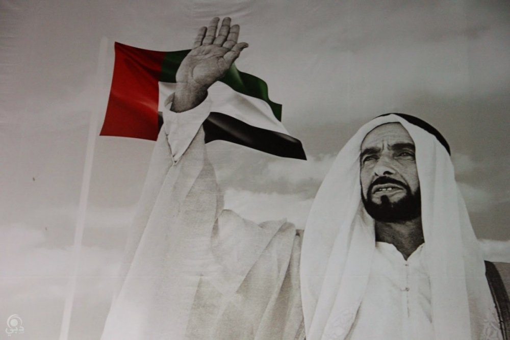  الأب المؤسس لدولة الإمارات العربية المتحدة، الشيخ زايد، كان أول من رفع العلم الوطني للإمارات عام 1971