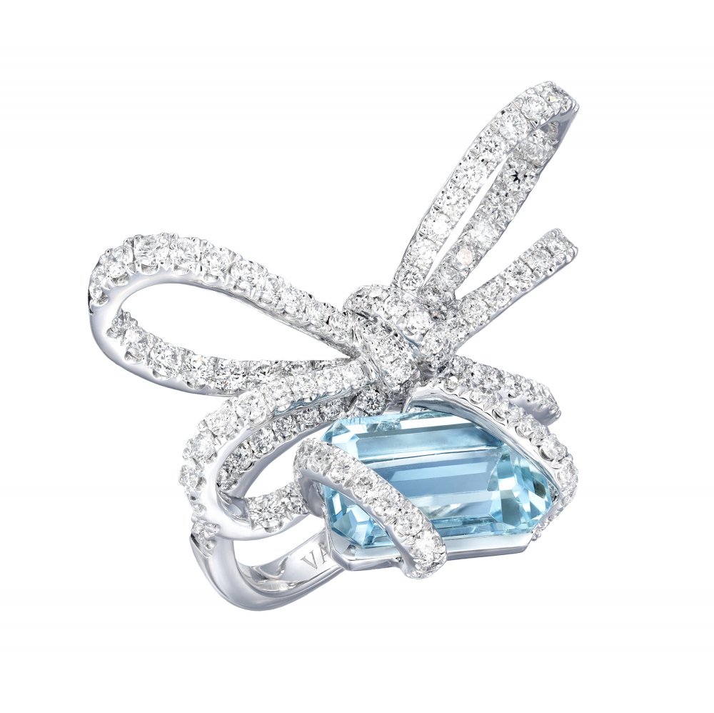 خاتم Lyla's Bow المرصع بأحجار الأكوامارين من ماركة VanLeles Diamonds