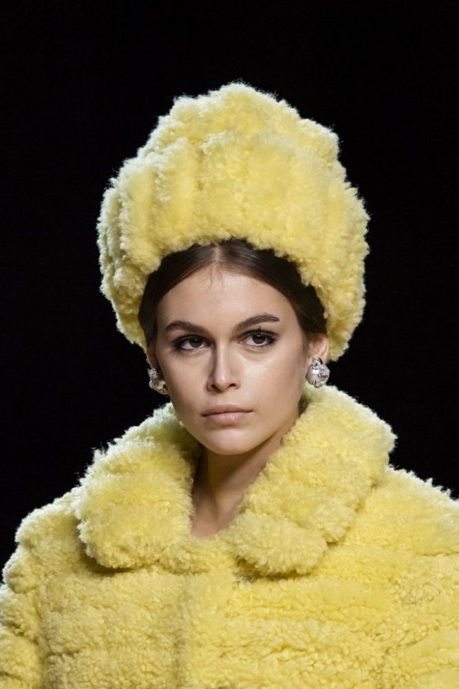 موديلات قبعات الفرو الصفراء لاطلالة دافئة في شتاء2021من Marc Jacobs