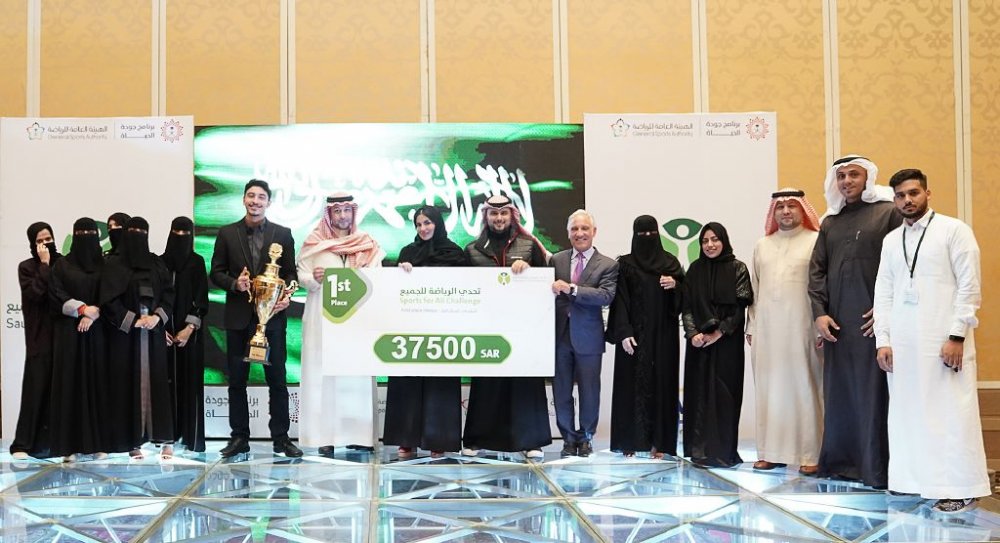 الأمير خالد بن الوليد وشيماء الحصيني من SFA يتوسطون الفريق الحائز على المركز الأول