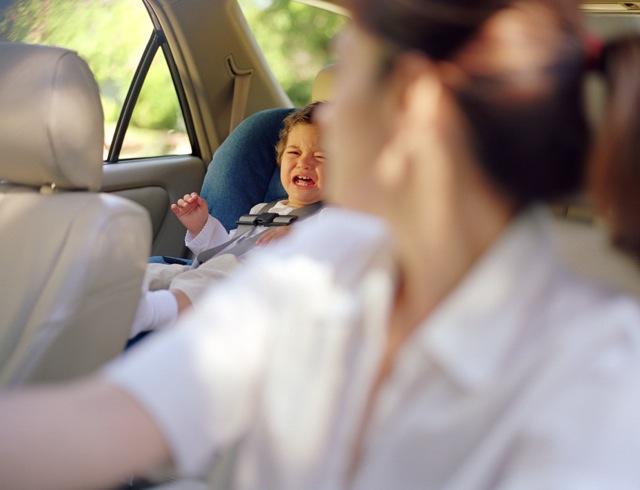 بكاء الطفل اثناء القيادة وفري بعض الألعاب أو أدوات الترفيه لأطفالك خلال رحلة السيارة