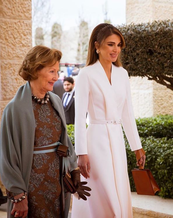 أطلت الملكة رانيا بتصميم المعطف الفستان الراقي