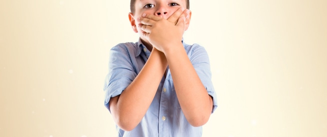 عدم تنظيف الأسنان وراء رائحة الفم الكريهة  عند الاطفال