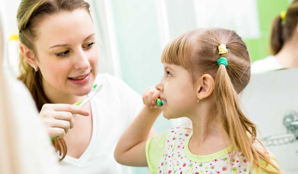 لعلاج رائحة الفم الكريهة عند الاطفال يجب تعليم الطفل كيفية غسل أسنانه جيدا