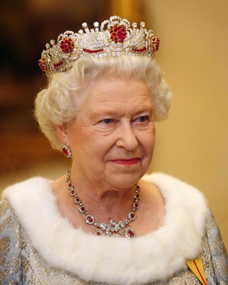 الملكة اليزابيث ترتدي تاج The Burmese Ruby Tiara