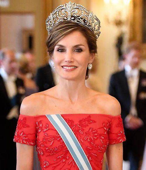  الملكة ليتيزيا ترتدي تاج Fleur de Lys