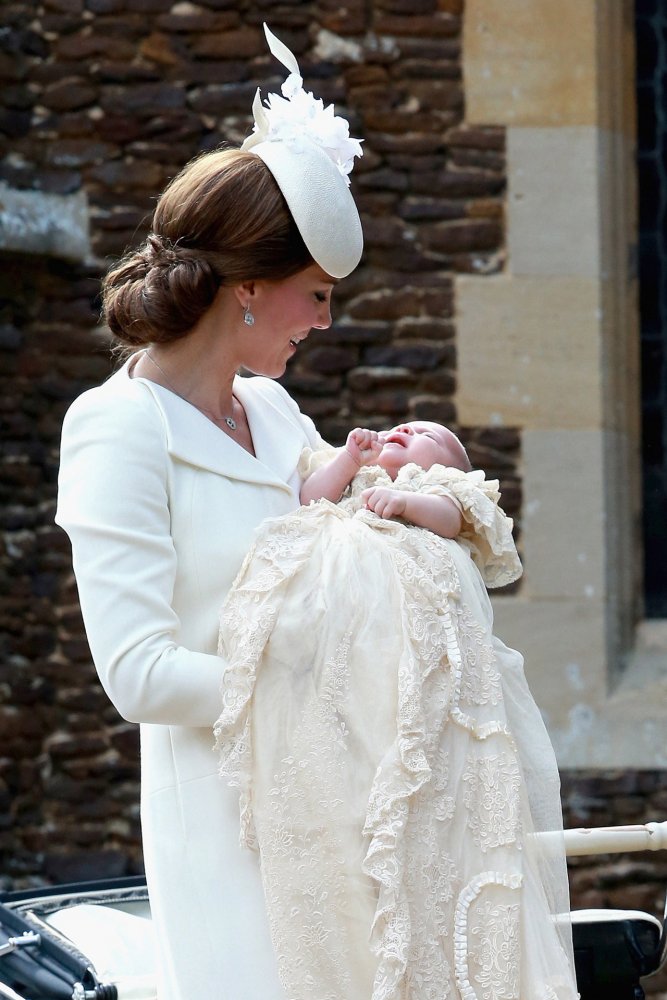 دوقة كامبريدج تصل مع الأميرة شارلوت إلى كنيسة القديسة ماري المجدلية بمناسبة عمادتها 2015