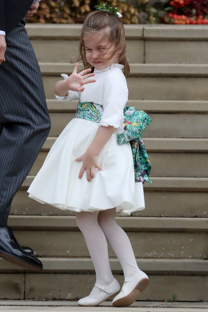 وصيفة الشرف الأميرة شارلوت تلوح قبل وصولها زفاف الأميرة يوجيني في كنيسة سانت جورج  2018
