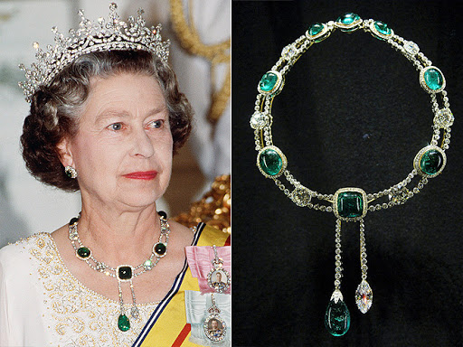  الملكة إليزابيث الثانية تتألق بقلادة The Delhi Durbar Emerald Necklace