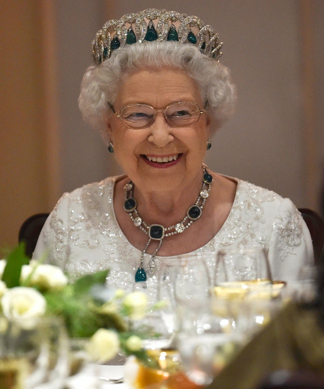 الملكة إليزابيث الثانية ترتدي تاج Vladimir Emerald Tiara