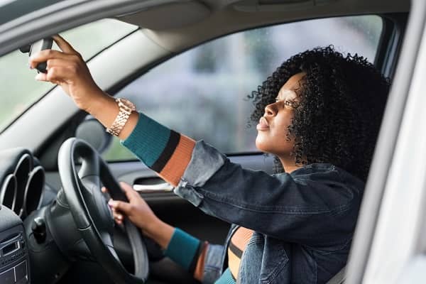 كيف تساعد مرآة السيارة في قيادة آمنة للسيدات