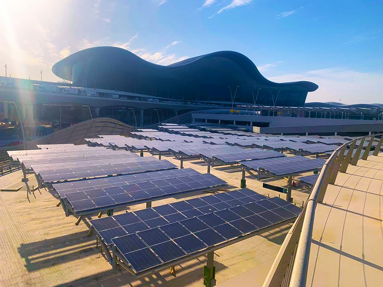 مطارات أبوظبي ومصدر تنجزان أكبر مبنى لمواقف السيارات مزوّد بالطاقة الشمسية في أبوظبي