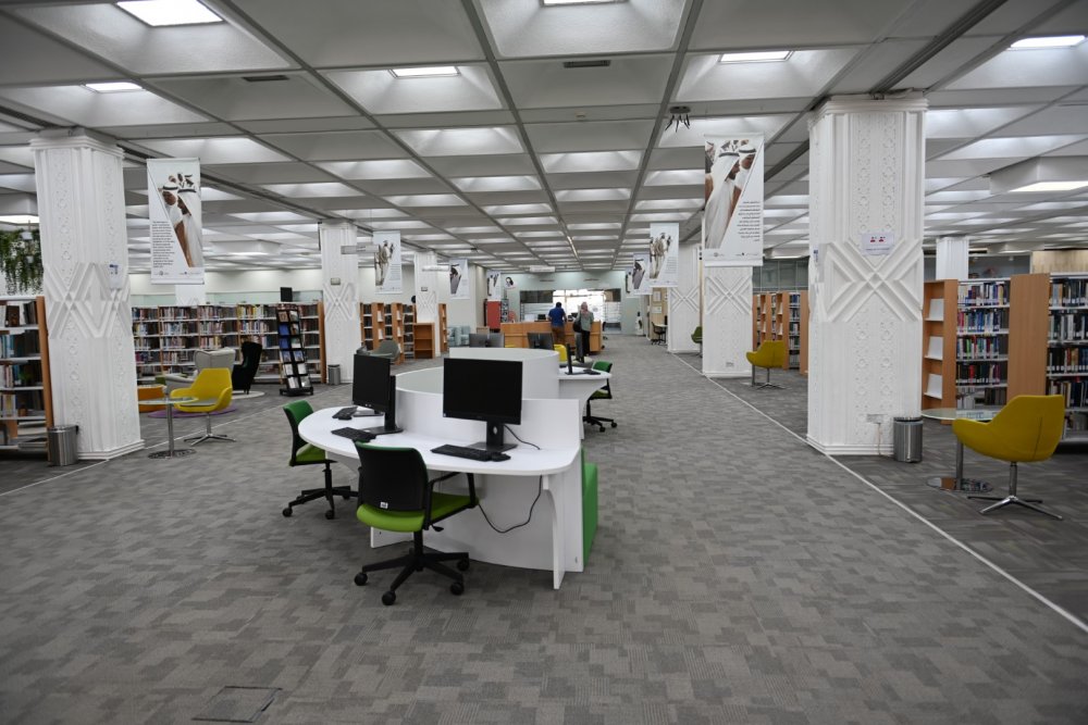 الهدوء يسيطر على الأجواء في مكتبة زايد المركزية 