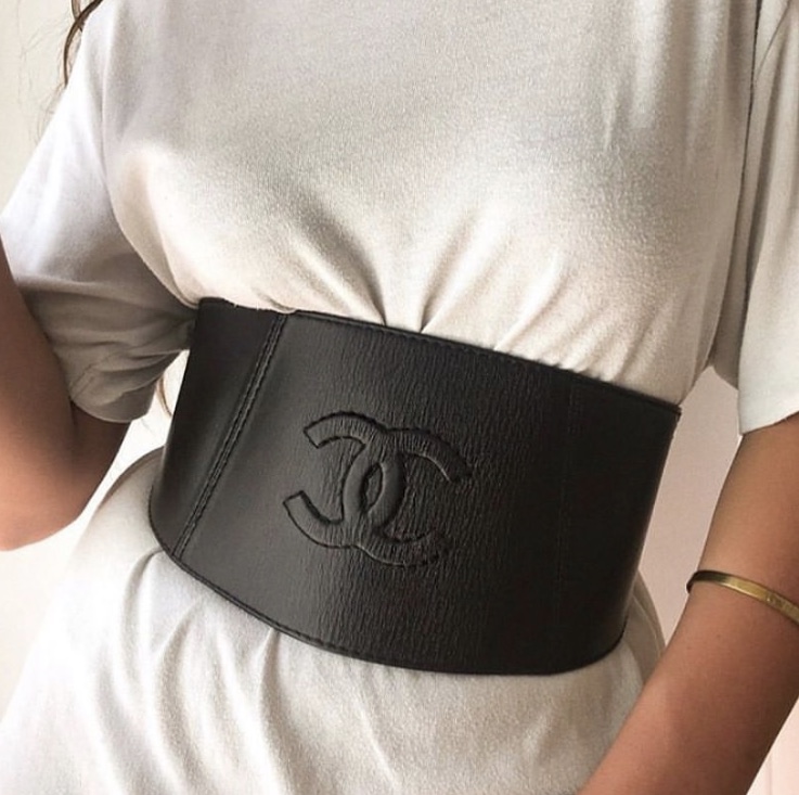 حزام جلد عريض مع اطلالة كاجوال من Chanel