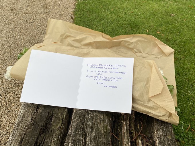 صورة لباقة زهور وبطاقة كتبها أحد معجبي ديانا في ذكرى ميلادها