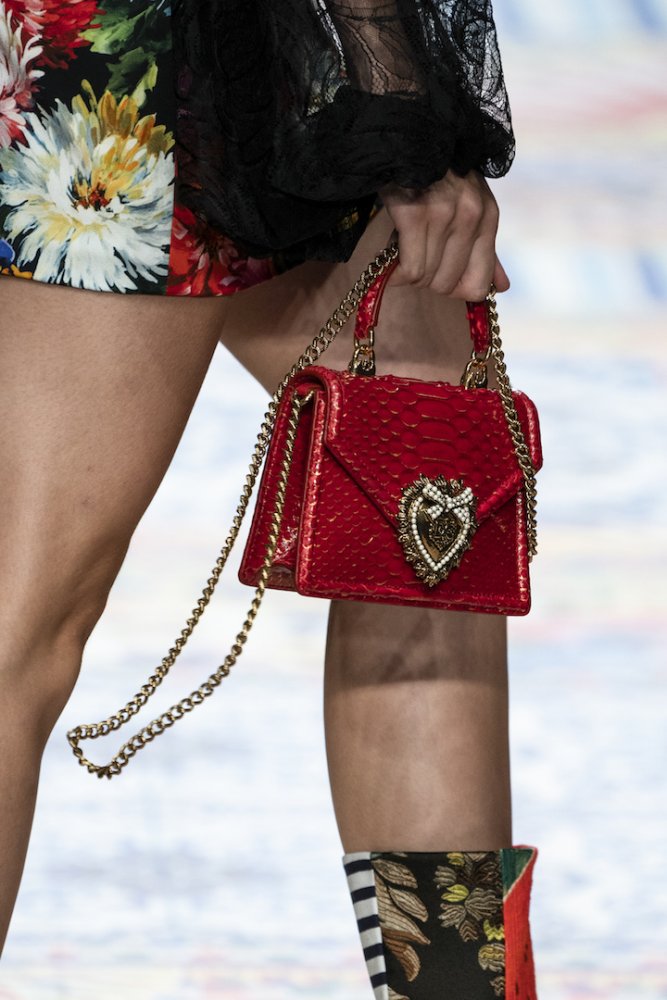 خقيبة صغيرة من الجلد الفاخر باللون الأحمر مع الإبزيم بشكل القلب من Dolce&Gabbana