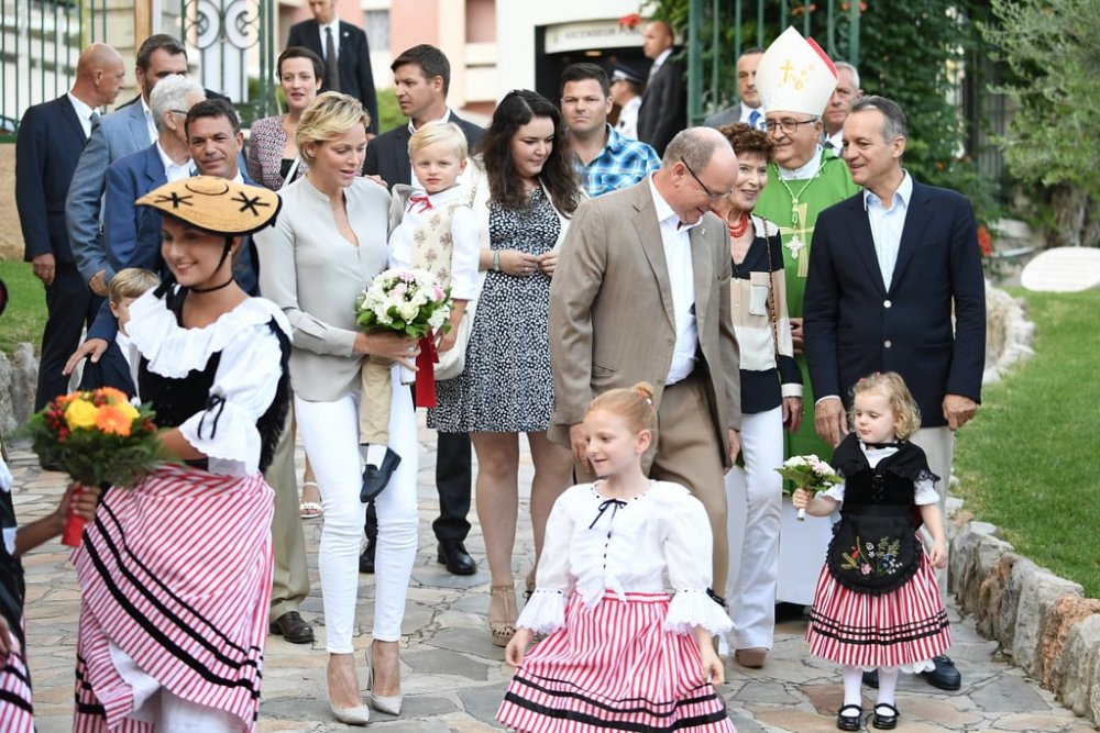 العائلة الحاكمة في موناكو تحتفل بنهاية موسم الصيف بالنزهة الخلوية