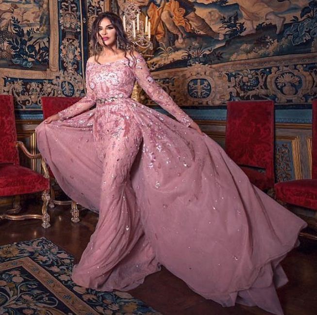أحلام تألقت خلال إحيائها حفل زفاف ملكي في باريس بفستان ساحر باللون الزهري