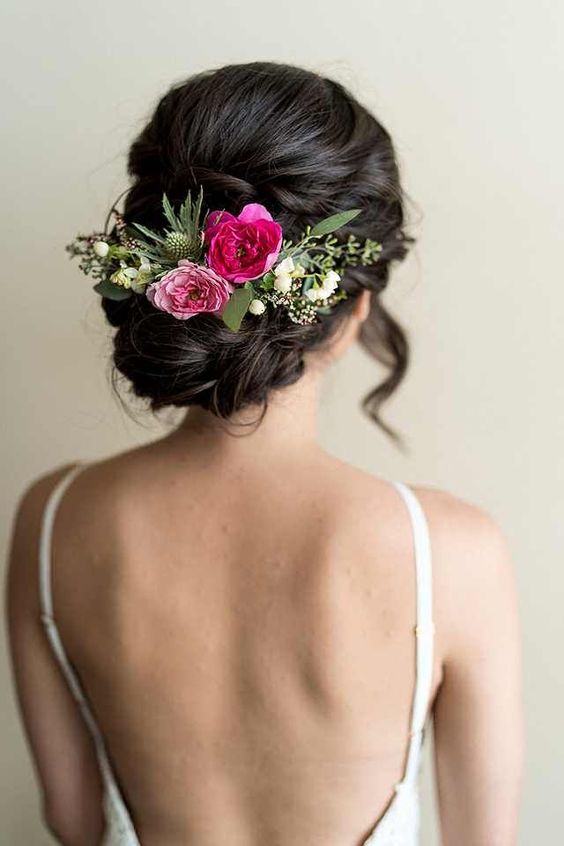 اكسسوارات شعر للعروس من الورود و النباتات الخضراء