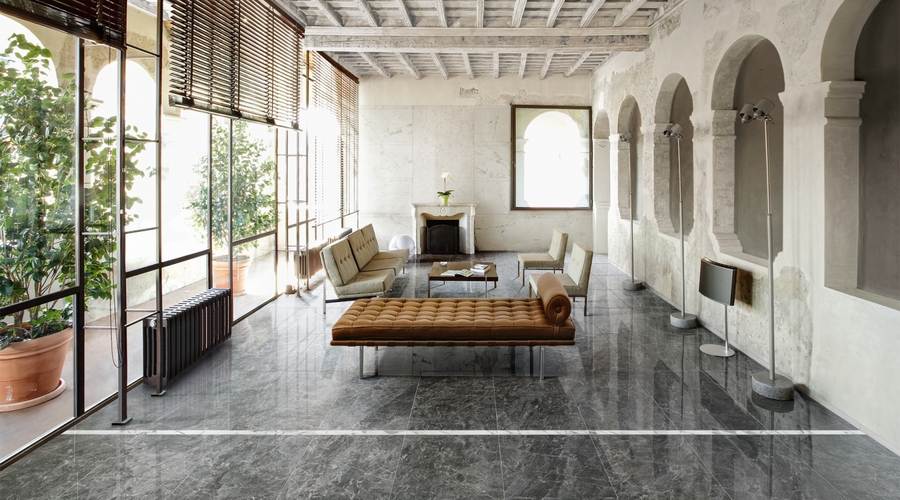 أرضية رخامية تعكس الفخامة على السقف الخشبي البسيط لغرفة المعيشة