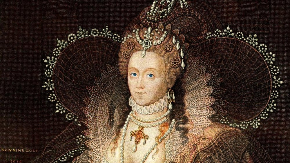 الملكة إليزابيث الأولى بعقد طويل من اللؤلؤ