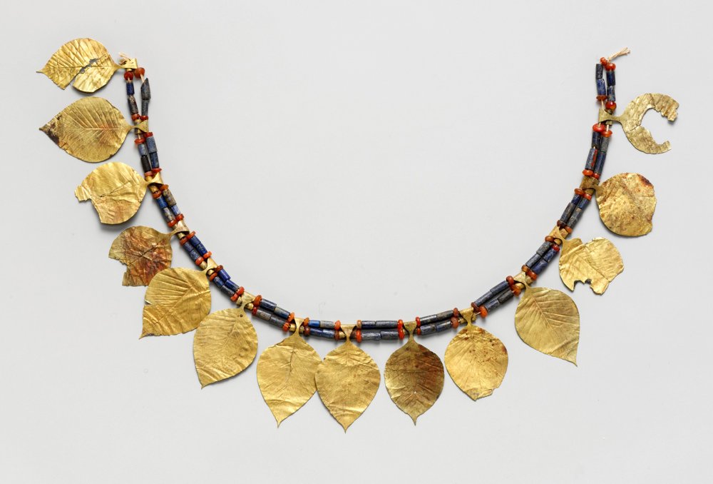  قلادة من أورق الذهب واللازورد يعود تاريخها إلى 2500 ق. م