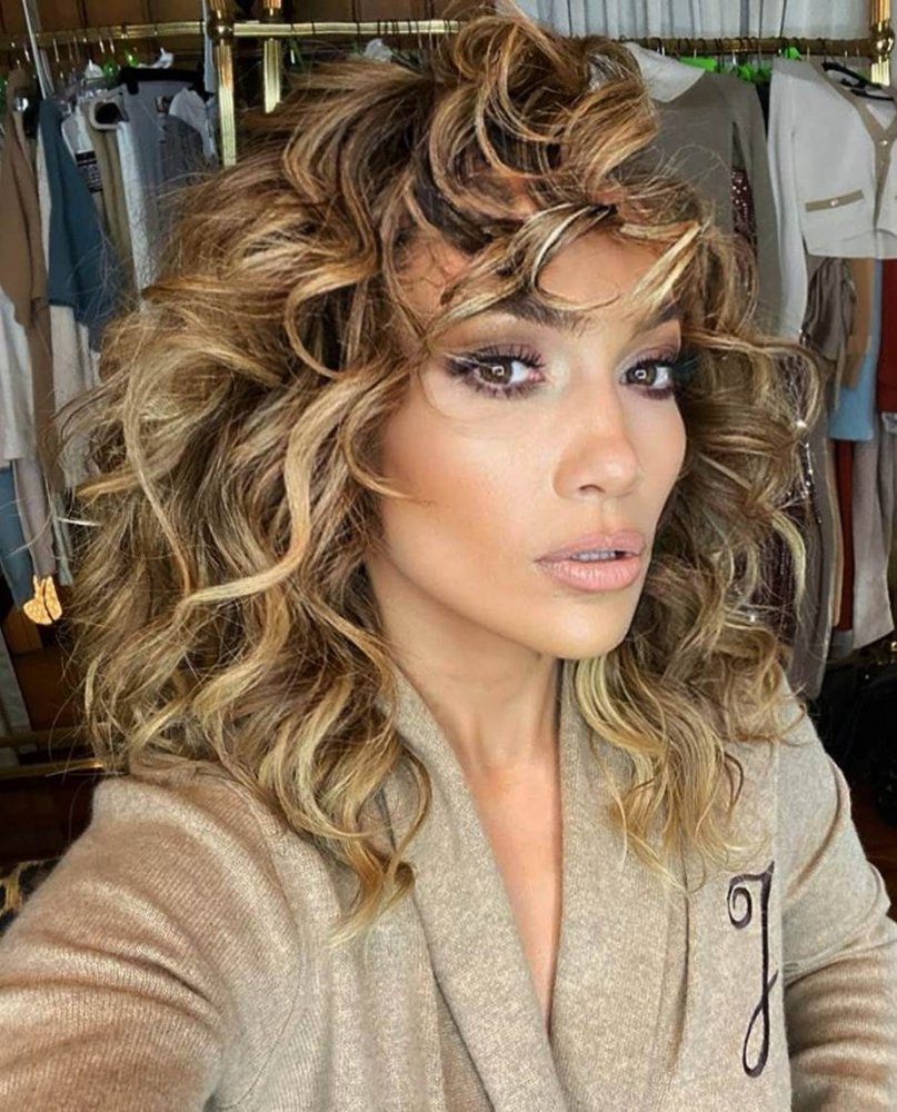  تسريحات شعر ويفي عريض وعصري من اطلالة Jennifer Lopez