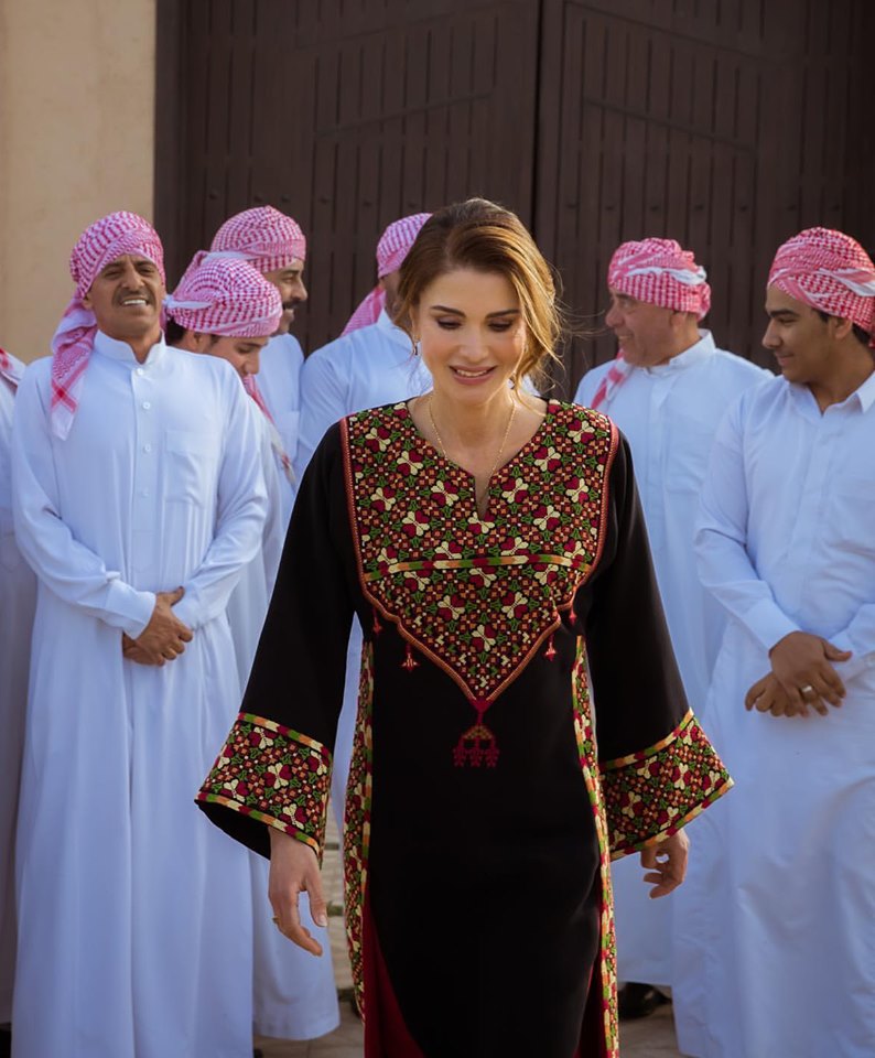 اطلالات متجددة للمكلة رانيا بموضة القفطان