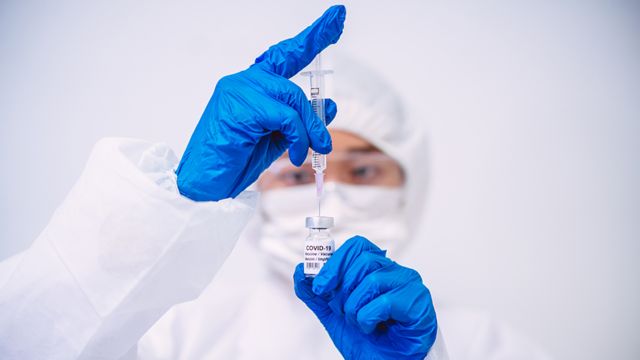 دبي تبدأ التطعيم بلقاح استرازينيكا إلى جانب لقاحي فايزر وسينوفارم