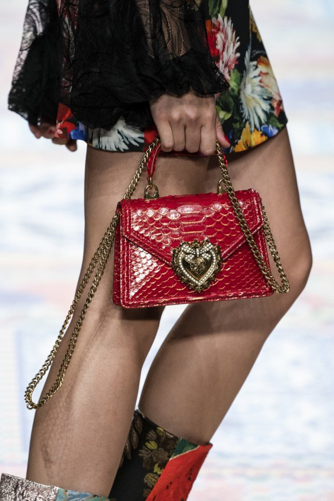 صيحات حقائب باللون الاحمر القوي والجلدي من دار Dolce&Gabbana