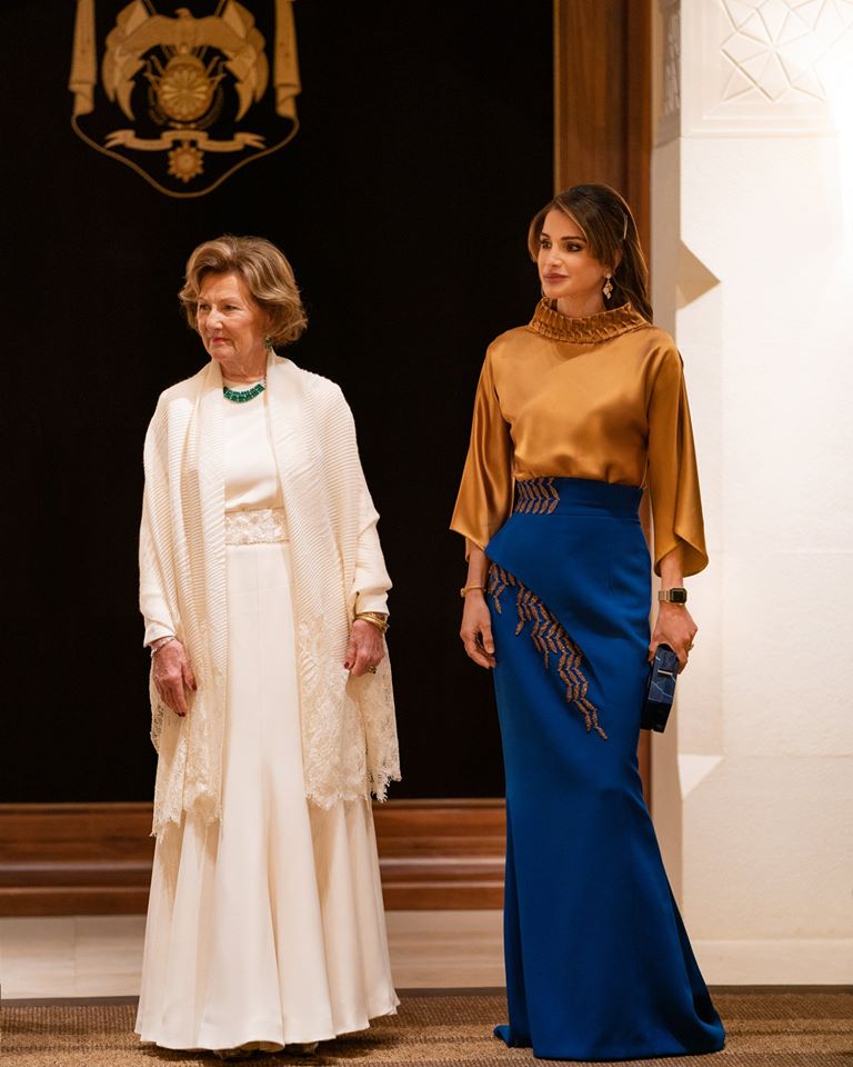 هذه الإطلالة الراقية تضاف إلى مجموعة الأزياء الساحرة التي تتألق بها الملكة رانيا
