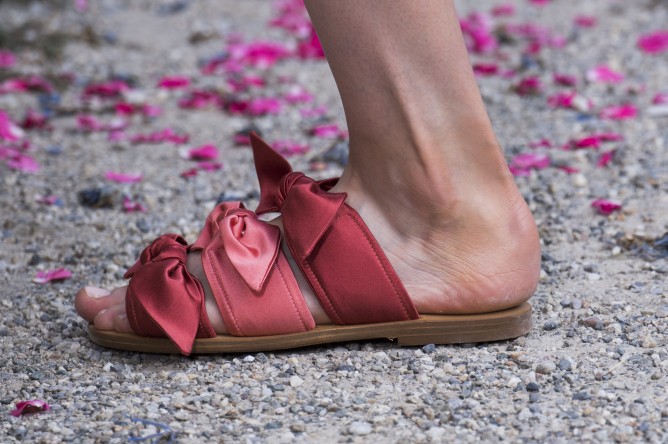 حذاء بألوان جميلة ومفتوح من الخلف ليسهّل خلعه خلال التسوّق من Luisa Beccaria
