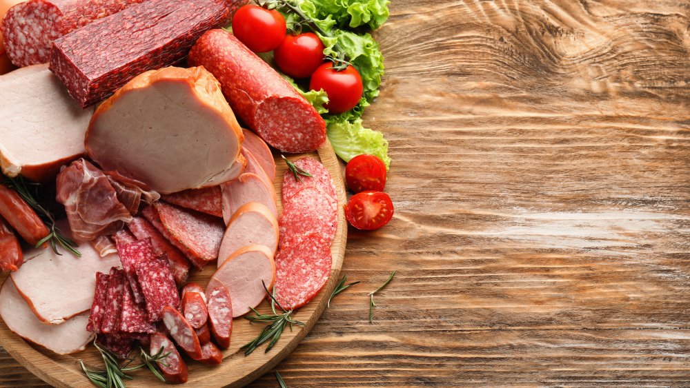 اللحوم المصنعة تزيد خطر امراض القلب لمرضى الكوليسترول في شهر رمضان