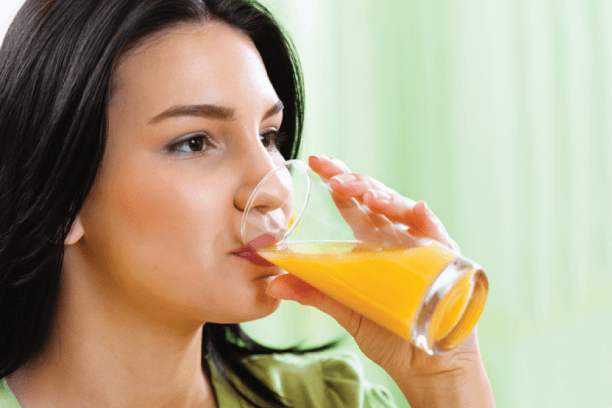 الإكثار من شرب عصير البرتقال يزيد من حساسية الجلد
