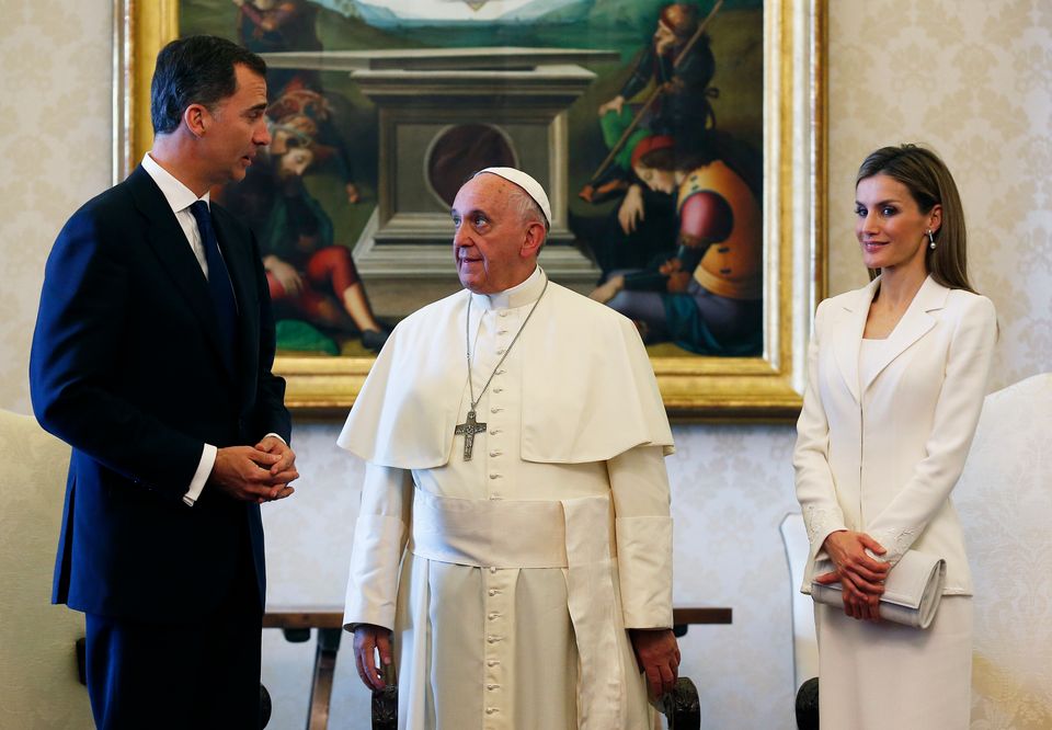 ملك إسبانيا وزوجته الملكة ليتيزيا مع بابا الفاتيكان 