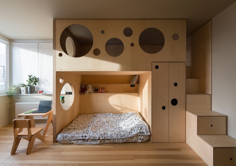الخشب بشكله الطبيعي الأنيق في تصميم سرير طابقي لغرف الأطفال