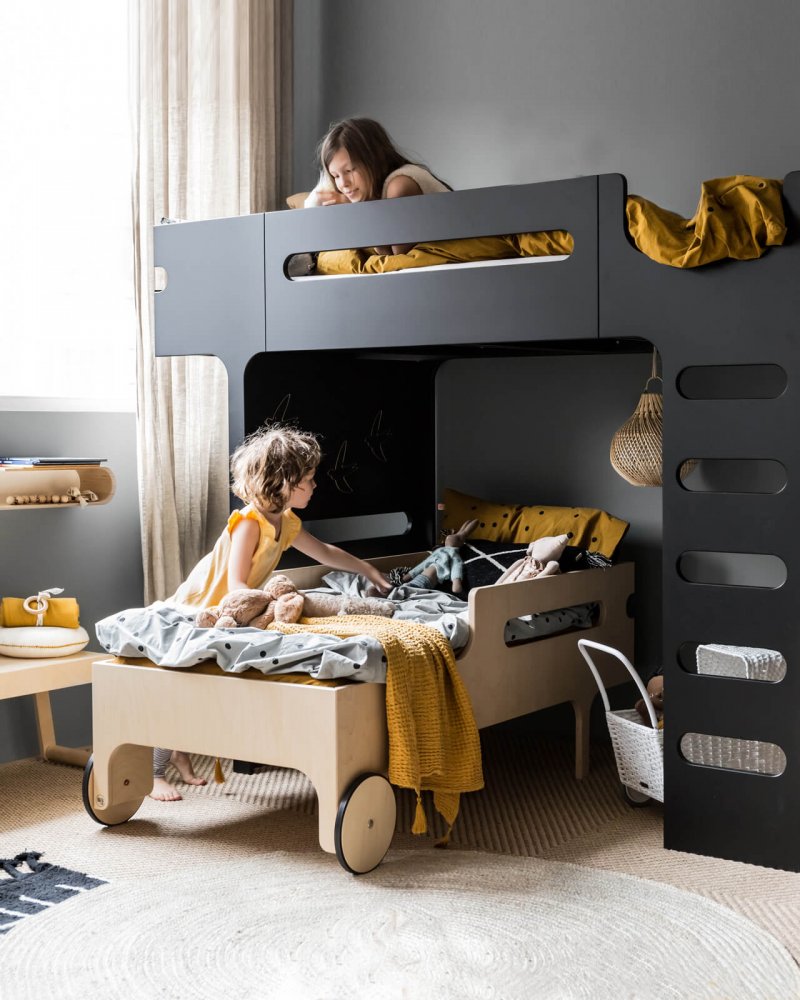 سرير طابقي مع فكرة سرير متحرك يمكن التحكم في مكانه ضمن غرفة الأطفال